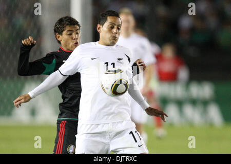3. März 2010: Jonathan Dos Santos (L) und Leo Bertos (R) kämpfen um den Ball während der Neuseeland gegen Mexiko internationale freundlich in der Rose Bowl in Pasadena, Kalifornien. Mexiko war um Neuseeland 2: 0 zu besiegen. Obligatorische Credit: Brandon Parry / Southcreek Global (Kredit-Bild: © Brandon Parry/Southcreek Global/ZUMApress.com) Stockfoto