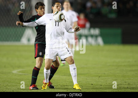 3. März 2010: Jonathan Dos Santos (L) und Leo Bertos (R) kämpfen um den Ball während der Neuseeland gegen Mexiko internationale freundlich in der Rose Bowl in Pasadena, Kalifornien. Mexiko war um Neuseeland 2: 0 zu besiegen. Obligatorische Credit: Brandon Parry / Southcreek Global (Kredit-Bild: © Brandon Parry/Southcreek Global/ZUMApress.com) Stockfoto