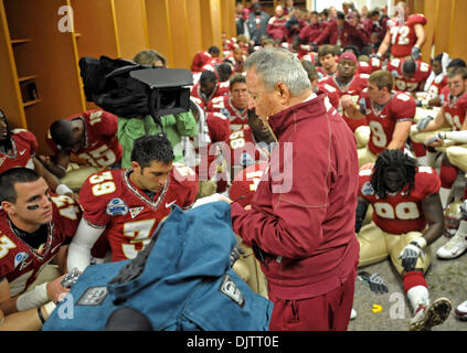 NCAA Gator Bowl - Bobby Bowden leitet das FSU-Team in seinem letzten Pre-game Gebet vor Beginn der 2010 Gator Bowl. (Kredit-Bild: © Mike Olivella/ZUMApress.com) Stockfoto