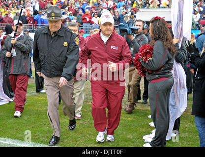 NCAA Gator Bowl - Bobby Bowden nimmt das Feld für das letzte Mal als Cheftrainer der Florida State Seminolen vor Beginn der 2010 Gator Bowl. (Kredit-Bild: © Mike Olivella/ZUMApress.com) Stockfoto