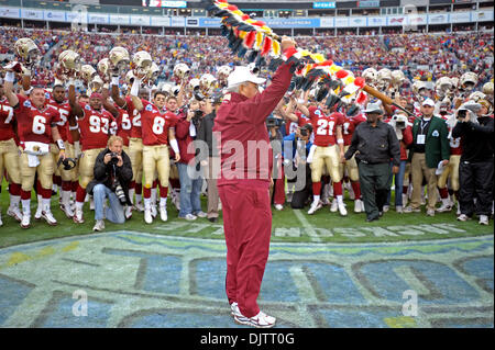 NCAA Gator Bowl - Bobby Bowden bereitet, FSU flammenden Speer zur Freude seines Teams vor dem Start der 2010 Gator Schüssel zu Pflanzen. (Kredit-Bild: © Mike Olivella/ZUMApress.com) Stockfoto