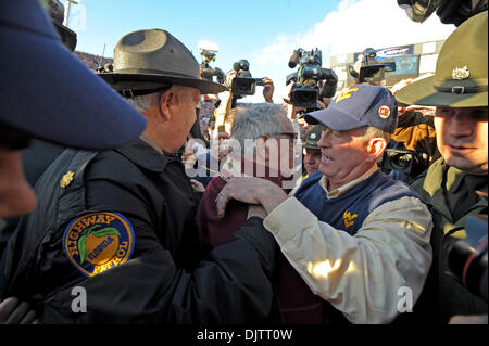 NCAA Gator Bowl - Bobby Bowden ist von West Virginia Trainer nach der Seminolen stören die stark favorisierte Bergsteiger in 2010 Gator Bowl gratulierte (Credit-Bild: © Mike Olivella/ZUMApress.com) Stockfoto