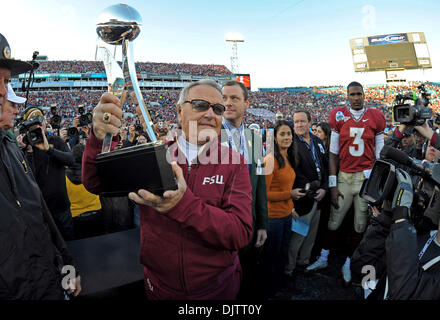 NCAA Gator Bowl - Bobby Bowden hisst die 2010 Gator Bowl Trophäe (Credit-Bild: © Mike Olivella/ZUMApress.com) Stockfoto