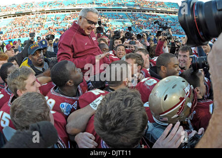 NCAA Gator Bowl - Bobby Bowden erfolgt aus dem Feld von seinem Team nach FSU West Virginia in der 2010 Gator Bowl verärgert. (Kredit-Bild: © Mike Olivella/ZUMApress.com) Stockfoto