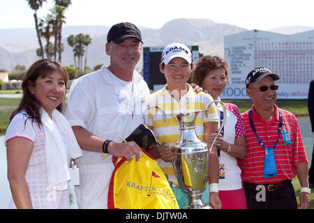 Yani Tseng (weißes Hemd mit gelben Streifen) im Bild mit ihrem Caddy Dave Poitevent (schwarze Kappe), Familie und Trophäe nach dem Gewinn der Meisterschaft der 39. Kraft Nabisco Championship im Mission Hills Country Club in Rancho Mirage, Kalifornien statt. (Kredit-Bild: © Gerry Maceda/Southcreek Global/ZUMApress.com) Stockfoto