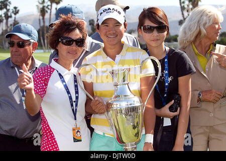 Yani Tseng (weißes Hemd mit gelben Streifen) im Bild mit ihrer Mutter Yi-Yuan Young, Schwester Chia Chi Yang und ihre Trophäe nach dem Gewinn der Meisterschaft der 39. Kraft Nabisco Championship statt im Mission Hills Country Club in Rancho Mirage, Kalifornien. (Kredit-Bild: © Gerry Maceda/Southcreek Global/ZUMApress.com) Stockfoto