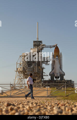 Ein Fotograf zu Fuß vor der Raumfähre Atlantis, STS-132, am Kennedy Space Center. Atlantis ist geplant für den endgültigen Start 14. Mai 2010 bevor die Shuttle-Flotte noch in diesem Jahr in den Ruhestand. (Kredit-Bild: © Don Montague/Southcreek Global/ZUMApress.com) Stockfoto