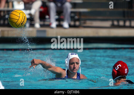 Pomona-Pitzer fiel gegen Stanford während der 2010 National Collegiate Frauen Wasserball WM an der San Diego State University Azteken AquaPlex in San Diego CA. Stanford dominiert Pomona-Pitzer 23-3. (Kredit-Bild: © Nick Morris/Southcreek Global/ZUMApress.com) Stockfoto