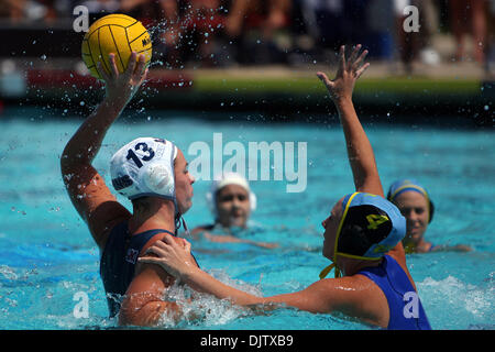 Loyola Marymount Erin Manke sucht eine Öffnung gegen UCLA während der 2010 National Collegiate Frauen Wasserball WM an der San Diego State University AquaPlex in San Diego CA. LMU besiegte UCLA 5-4. (Kredit-Bild: © Nick Morris/Southcreek Global/ZUMApress.com) Stockfoto