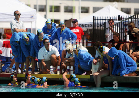 UCLA dauert ein Timeout gegen Loyola Marymount während der 2010 National Collegiate Frauen Wasserball WM an der San Diego State University AquaPlex in San Diego CA. LMU besiegte UCLA 5-4. (Kredit-Bild: © Nick Morris/Southcreek Global/ZUMApress.com) Stockfoto