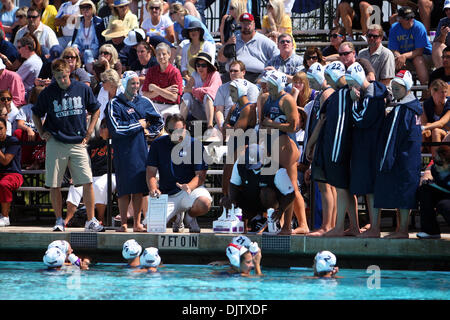 Loyola Marymount dauert ein Timeout gegen UCLA während der 2010 National Collegiate Frauen Wasserball WM an der San Diego State University AquaPlex in San Diego CA. LMU besiegte UCLA 5-4. (Kredit-Bild: © Nick Morris/Southcreek Global/ZUMApress.com) Stockfoto