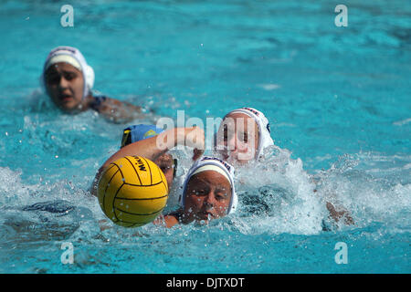 UCLA Kämpfe um den Ball gegen Loyola Marymount während der 2010 National Collegiate Frauen Wasserball WM an der San Diego State University AquaPlex in San Diego CA. LMU besiegte UCLA 5-4. (Kredit-Bild: © Nick Morris/Southcreek Global/ZUMApress.com) Stockfoto