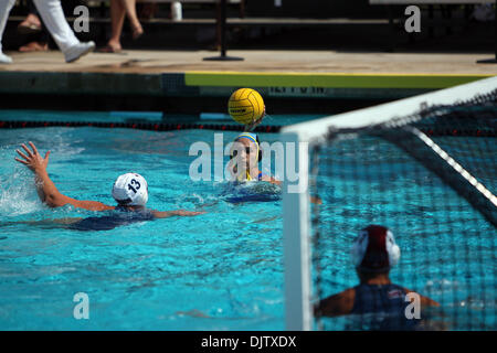 UCLA Prescilla Orozco sucht eine Öffnung über Loyola Marymount während der 2010 National Collegiate Frauen Wasserball WM an der San Diego State University AquaPlex in San Diego CA. LMU besiegte UCLA 5-4. (Kredit-Bild: © Nick Morris/Southcreek Global/ZUMApress.com) Stockfoto