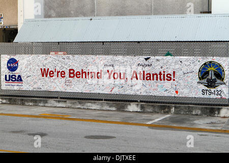 Eine Banner mit Tausenden von Nachrichten ist für die 6-köpfige Crew des Space Shuttle Atlantis, STS-132 schwelgte. (Kredit-Bild: © Don Montague/Southcreek Global/ZUMApress.com) Stockfoto