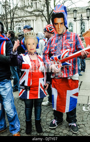Belfast, Nordirland 30. November 2013 - Demonstranten verkleiden sich als Königin Elizabeth und Elvis bei einem Anschluß-Markierungsfahne Protest Credit: Stephen Barnes/Alamy Live News Stockfoto