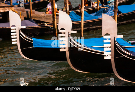 Detail-Aufnahme der Gondel Bögen vertäut am Canal Grande, Venedig, Veneto, Italien. Stockfoto