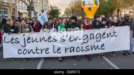 Paris, Frankreich. Drängen Sie französische Teenager in der Straßendemonstration, gehen Sie gegen Rassismus und die extreme Rechte, Demonstranten Banner, multirassische Bürger, Jugendliche Protest Stockfoto