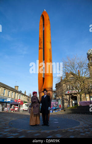 Nelson, Lancashire, UK. 30. November 2013. Ratsherren Eileen Anser & Tony Edwards vor der 12 m hohe weben Shuttle. Die Stadt Nelson erinnert an den Tag im Jahr 1295 als der Grafschaft Lancashire seine erste Vertreter an das Parlament vom König Edward gesendet, die i. von England, was später zu besuchen als das Modell Parlament bekannt wurde.  Lancashire-Tag findet in der Regel am 27. November statt als viele Städte in der gesamten historischen Grafschaft Ereignisse am Tag, vor allem Lesungen der Lancashire Tag Proklamation Gastgeber.  Bildnachweis: Mar Photographics/Alamy Live-Nachrichten Stockfoto