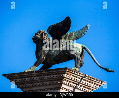 Der Löwe von Venedig, Bronze geflügelte Löwe Skulptur auf einer Stütze, Markusplatz entfernt, Venedig, Veneto, Italien. Stockfoto