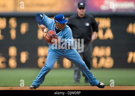 Atlanta Braves Shortstop Yunel Escobar wirft aus San Diego Padres Jerry Hairston Jr. auf einem Boden-Ball während die Braves 6: 2-Sieg in Spiel 3 im Petco Park in San Diego, CA. (Credit-Bild: © Nick Morris/Southcreek Global/ZUMApress.com) Stockfoto