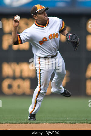 San Diego Padres Shortstop Jerry Hairston Jr. wirft aus Atlanta Braves Jason Heyward während der Padres 6-2 Verlust von Spiel 3 im Petco Park in San Diego, CA. (Credit-Bild: © Nick Morris/Southcreek Global/ZUMApress.com) Stockfoto