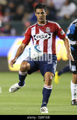 24. April 2010: Chivas USA Verteidiger #4 Michael Umana steuert den Ball während die Chivas USA Vs den San José Earthquakes im Home Depot Center in Carson, Kalifornien Spiel. Chivas fuhr fort, die Erdbeben mit einem Endstand von 3: 2 besiegen. Obligatorische Credit: Brandon Parry / Southcreek Global (Kredit-Bild: © Brandon Parry/Southcreek Global/ZUMApress.com) Stockfoto