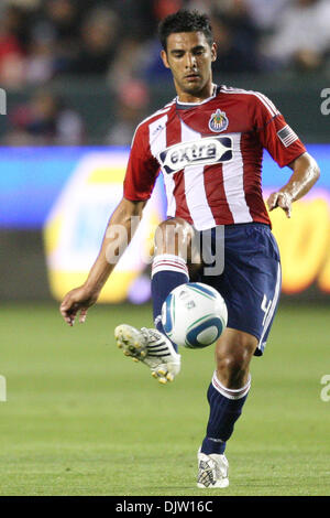 24. April 2010: Chivas USA Verteidiger #4 Michael Umana steuert den Ball während die Chivas USA Vs den San José Earthquakes im Home Depot Center in Carson, Kalifornien Spiel. Chivas fuhr fort, die Erdbeben mit einem Endstand von 3: 2 besiegen. Obligatorische Credit: Brandon Parry / Southcreek Global (Kredit-Bild: © Brandon Parry/Southcreek Global/ZUMApress.com) Stockfoto