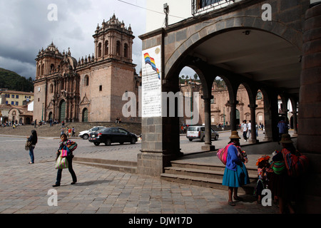 Plaza de Armas mit der Kathedrale, Cuzco, Peru. Stockfoto