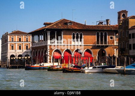 Mercato di Rialto Venedig-Fischmarkt durch den Canal Grande, Venedig, Veneto, Italien. Stockfoto