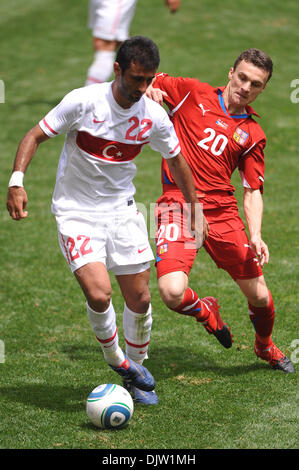 Türkei-Mittelfeldspieler Selcuk Sahin (22) hält weg von Tschechien nach vorne David Lafata (20) während der zweiten Hälfte freundlich Fußball-Aktion in der Türkei 2: 1-Sieg über Tschechien in Red Bull Arena in Harrison, New Jersey. (Kredit-Bild: © Willen Schneekloth/Southcreek Global/ZUMApress.com) Stockfoto