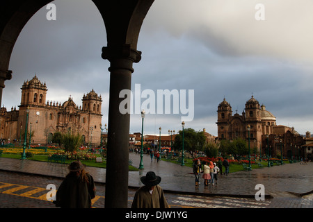 Plaza de Armas mit der Kathedrale und Iglesia De La Compania de Jesus Kirche, Cuzco, Peru. Stockfoto