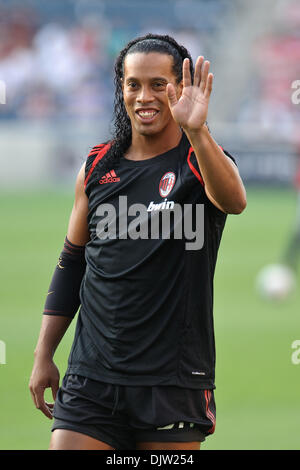 30 May2010: Milanss Ronaldinho (80) Wellen, jubelnde Fans vor dem Freundschaftsspiel zwischen den Chicago Fire und der AC Mailand im Toyota Park in Bridgeview, Illinois.  AC Milan besiegte das Feuer 1-0. (Kredit-Bild: © John Rowland/Southcreek Global/ZUMApress.com) Stockfoto