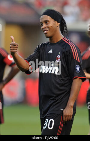 30 May2010: Milanss Ronaldinho (80) erkennt die Fans während das Freundschaftsspiel zwischen den Chicago Fire und der AC Mailand im Toyota Park in Bridgeview, Illinois.  AC Milan besiegte das Feuer 1-0. (Kredit-Bild: © John Rowland/Southcreek Global/ZUMApress.com) Stockfoto