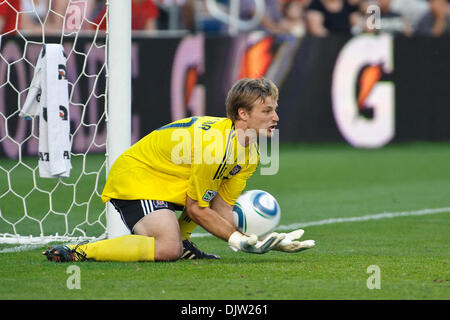 30 May2010: Chicago Fire Torwart Andrew Dykstra (40) blockt den Schuß auf einen Freistoß von Milanss Ronaldinho (nicht abgebildet) während das Freundschaftsspiel zwischen den Chicago Fire und der AC Mailand im Toyota Park in Bridgeview, Illinois zu versuchen.  AC Milan besiegte das Feuer 1-0. (Kredit-Bild: © John Rowland/Southcreek Global/ZUMApress.com) Stockfoto