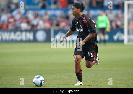 30 May2010: AC Milan Mittelfeldspieler Ronaldinho (80) bringt den Ball für einen Angriff, während das Freundschaftsspiel zwischen den Chicago Fire und der AC Mailand im Toyota Park in Bridgeview, Illinois.  AC Milan besiegte das Feuer 1-0. (Kredit-Bild: © John Rowland/Southcreek Global/ZUMApress.com) Stockfoto