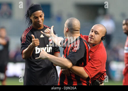 30 May2010: Milanss Ronaldinho (80) erkennt ein Fan von Sicherheit während das Freundschaftsspiel zwischen den Chicago Fire und der AC Mailand im Toyota Park in Bridgeview, Illinois aus dem Feld genommen.  AC Milan besiegte das Feuer 1-0. (Kredit-Bild: © John Rowland/Southcreek Global/ZUMApress.com) Stockfoto