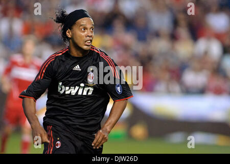 30 May2010: Milanss Ronaldinho (80) während das Freundschaftsspiel zwischen den Chicago Fire und der AC Mailand im Toyota Park in Bridgeview, Illinois.  AC Milan besiegte das Feuer 1-0. (Kredit-Bild: © John Rowland/Southcreek Global/ZUMApress.com) Stockfoto