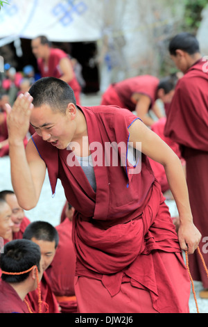 Mönche bestreiten, Kloster Sera, Wangbur Berg, Präfektur Lhasa, Tibet, China Stockfoto