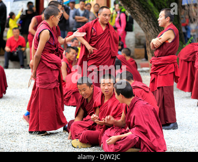 Mönche bestreiten, Kloster Sera, Wangbur Berg, Präfektur Lhasa, Tibet, China Stockfoto