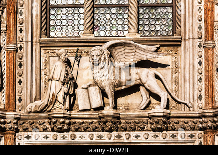 Detail-Aufnahme eines geflügelten Löwen mit ein offenes Buch über die Porta della Carta Eingang zum Dogenpalast, Venedig, Veneto, Italien. Stockfoto