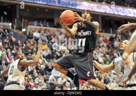 Washington D.C. Verizon Center. . Cincinnati Guard Larry Davis (11) bekommt von Georgetown Guard Chris Wright (4) Spielaktion während der NCAA Cincinnati in Georgetown. Hoyas besiegen Bearcats 74-47. (Kredit-Bild: © Roland Pintilie/Southcreek Global/ZUMApress.com) Stockfoto