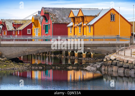 Norwegischen Dorf mit bunten Holzhäusern an der Küste Stockfoto