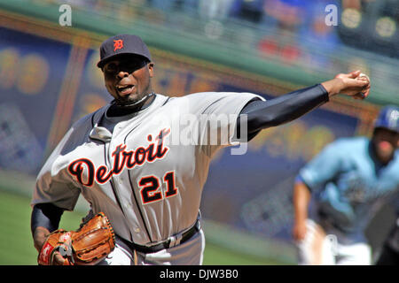 Detroit Tigers Krug Dontrelle Willis (21) Stellplätze ab, während am Donnerstag Baseball-Spiel, die Detroit Tigers besiegte die Kansas City Royals 7-3 im Kauffman Stadium in Kansas City, Missouri (Credit-Bild: © Jacob Paulsen/Southcreek Global/ZUMApress.com) Stockfoto
