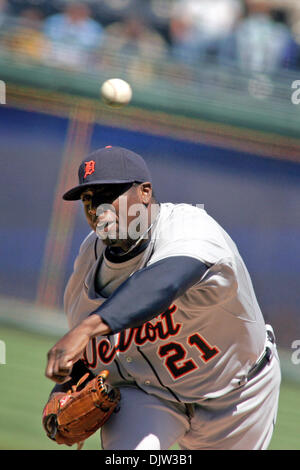 Detroit Tigers Krug Dontrelle Willis (21) Stellplätze ab, während am Donnerstag Baseball-Spiel, die Detroit Tigers besiegte die Kansas City Royals 7-3 im Kauffman Stadium in Kansas City, Missouri (Credit-Bild: © Jacob Paulsen/Southcreek Global/ZUMApress.com) Stockfoto