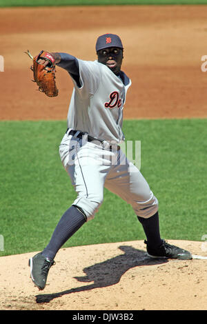 Detroit Tigers Krug Dontrelle Willis (21) Stellplätze ab, während am Donnerstag Baseball-Spiel, die Detroit Tigers besiegte die Kansas City Royals 7-3 im Kauffman Stadium in Kansas City, Missouri (Credit-Bild: © Jacob Paulsen/Southcreek Global/ZUMApress.com) Stockfoto