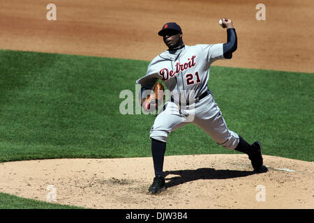 Detroit Tigers Krug Dontrelle Willis (21) Stellplätze ab, während am Donnerstag Baseball-Spiel, die Detroit Tigers besiegte die Kansas City Royals 7-3 im Kauffman Stadium in Kansas City, Missouri (Credit-Bild: © Jacob Paulsen/Southcreek Global/ZUMApress.com) Stockfoto