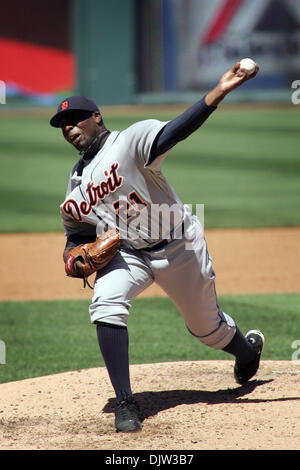 Detroit Tigers Krug Dontrelle Willis (21) Stellplätze ab, während am Donnerstag Baseball-Spiel, die Detroit Tigers besiegte die Kansas City Royals 7-3 im Kauffman Stadium in Kansas City, Missouri (Credit-Bild: © Jacob Paulsen/Southcreek Global/ZUMApress.com) Stockfoto