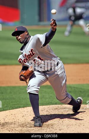 Detroit Tigers Krug Dontrelle Willis (21) Stellplätze ab, während am Donnerstag Baseball-Spiel, die Detroit Tigers besiegte die Kansas City Royals 7-3 im Kauffman Stadium in Kansas City, Missouri (Credit-Bild: © Jacob Paulsen/Southcreek Global/ZUMApress.com) Stockfoto