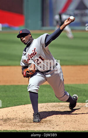 Detroit Tigers Krug Dontrelle Willis (21) Stellplätze ab, während am Donnerstag Baseball-Spiel, die Detroit Tigers besiegte die Kansas City Royals 7-3 im Kauffman Stadium in Kansas City, Missouri (Credit-Bild: © Jacob Paulsen/Southcreek Global/ZUMApress.com) Stockfoto