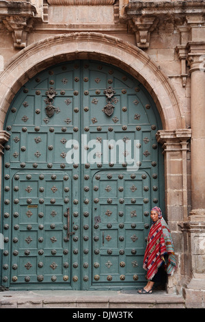 Die Eingangstür zum Capilla de San Ignacio de Loyola am Plaza de Armas, Cuzco, Peru. Stockfoto